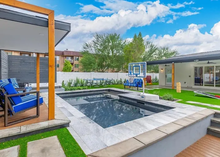 Modern Downtown Oasis Ferienhaus