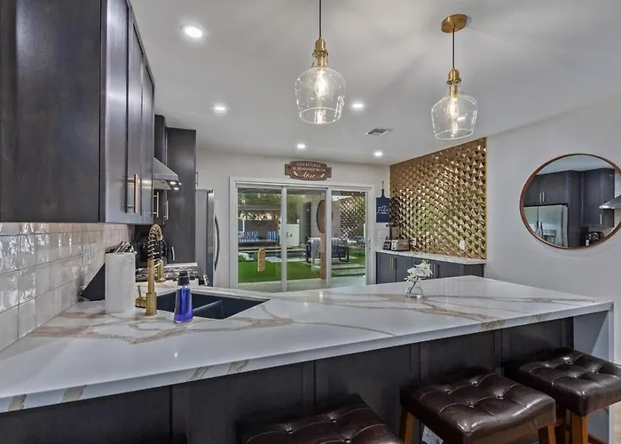 Modern Downtown Oasis Ferienhaus